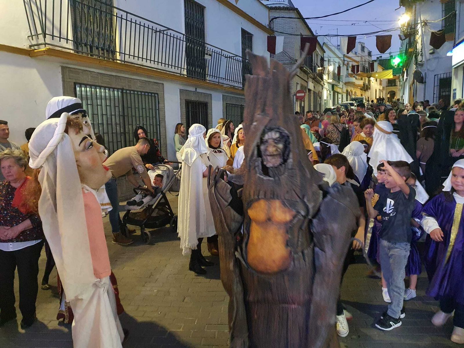 El gran pasacalles inaugural del Zoco de la Encantá de Almodóvar del Río, en imágenes