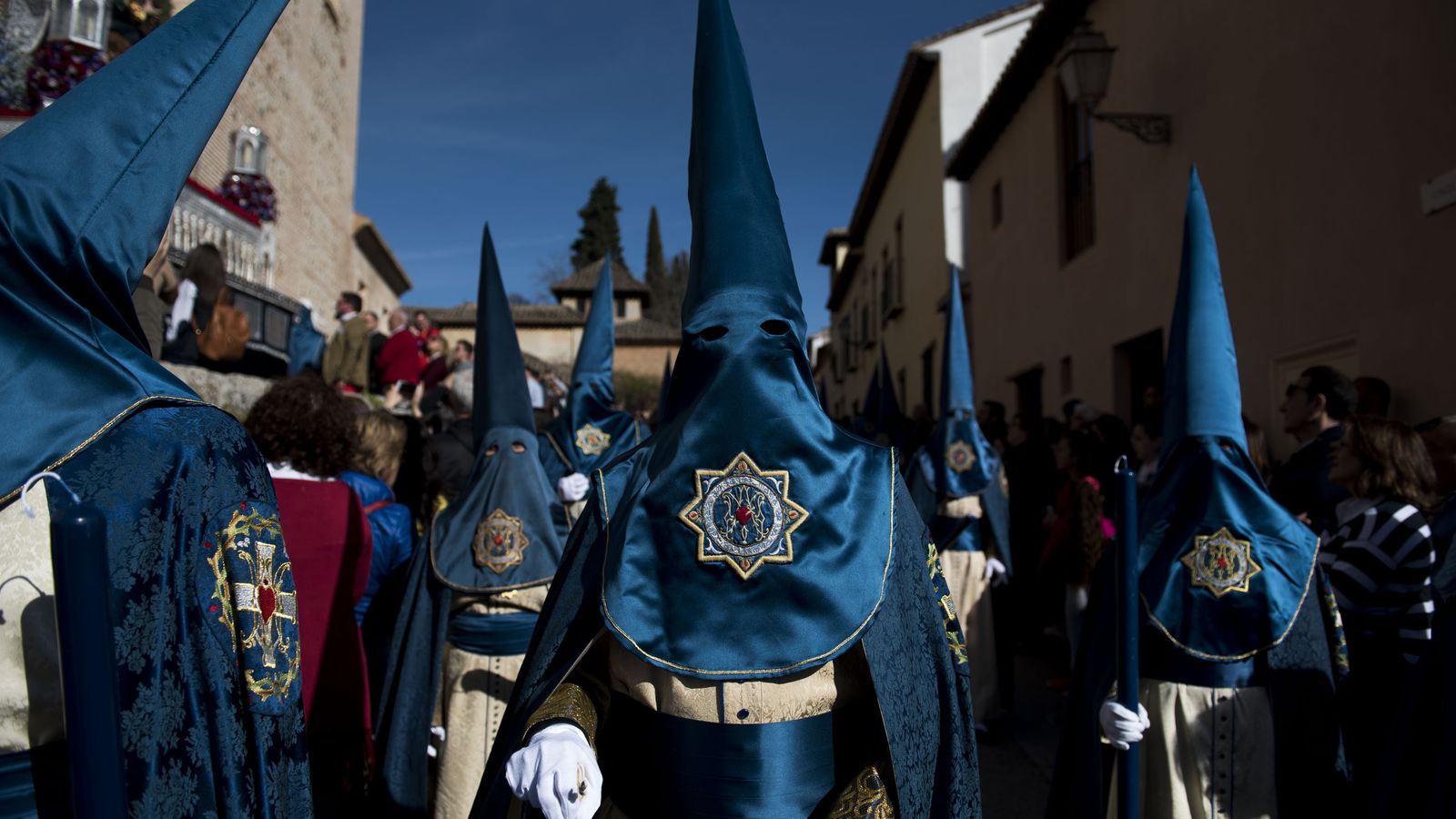 Nazarenos de la Hermandad de Santa María de la Alhambra