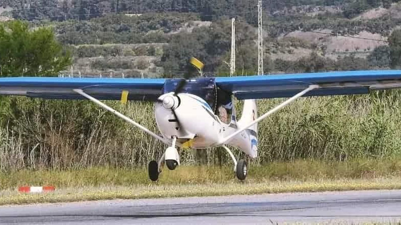 Su nuevo avión Allegro 200, durante el despegue para la exhibición.