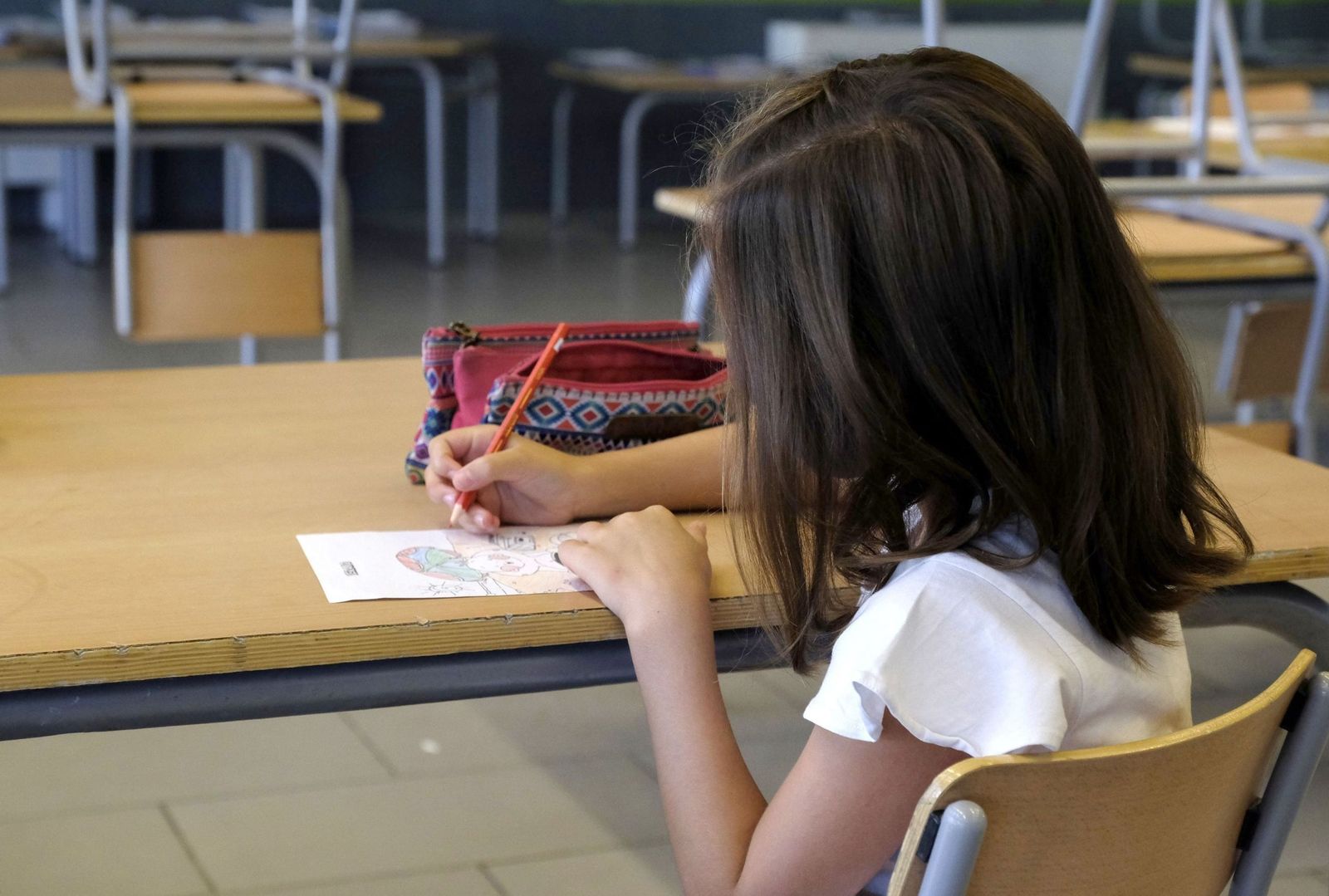 Una niña en un colegio.