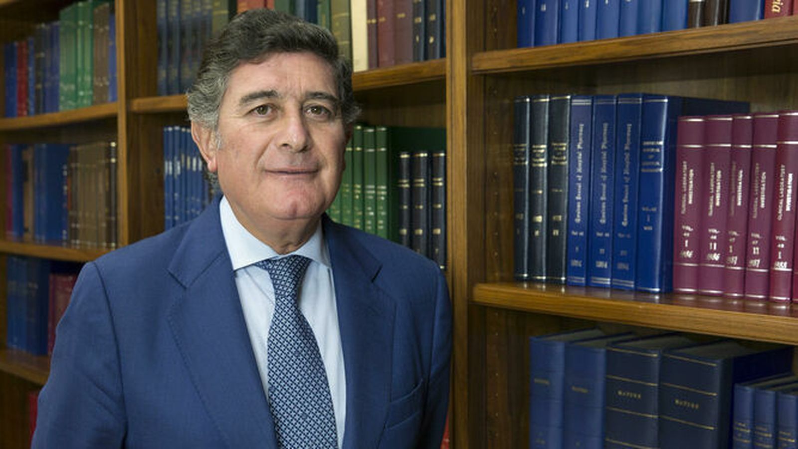Manuel Pérez en la sede del Colegio de Farmacéuticos de Sevilla.