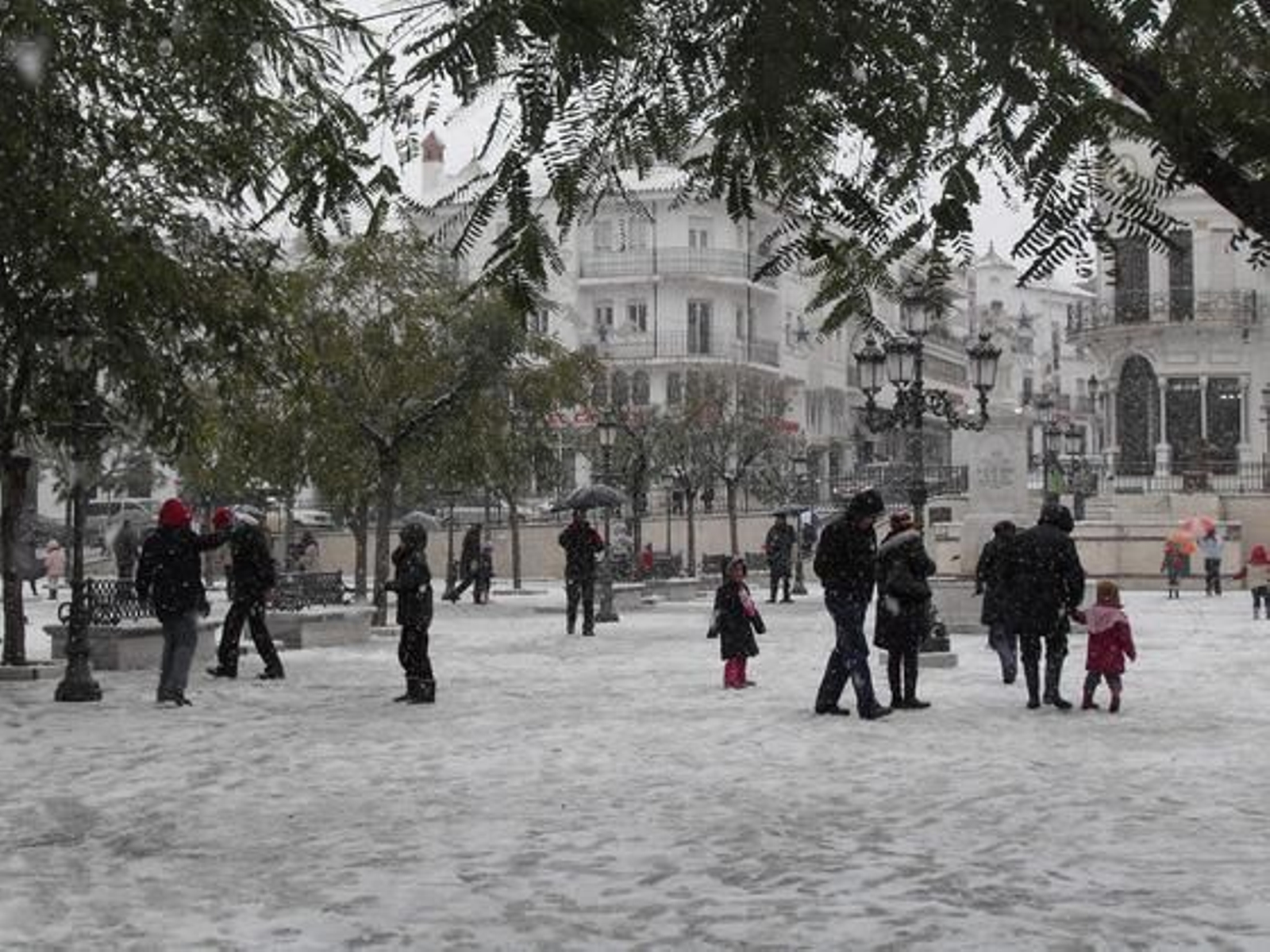Aspecto del centro de Aracena (Huelva) tras la nevada.

Foto: Joly Digital