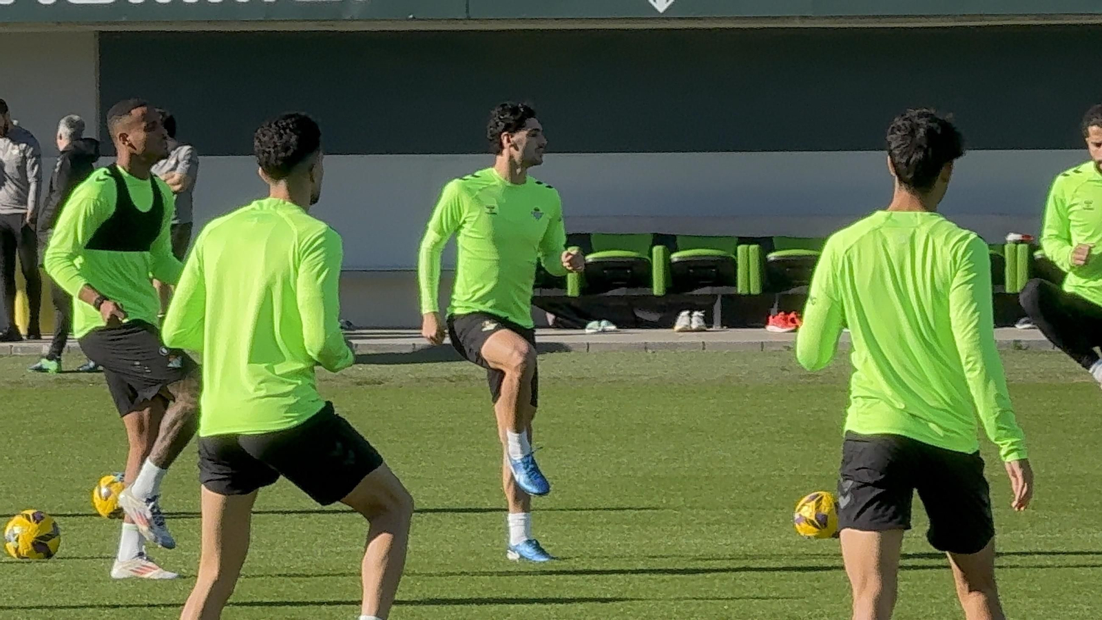 Johnny Cardoso se entrena con el grupo.