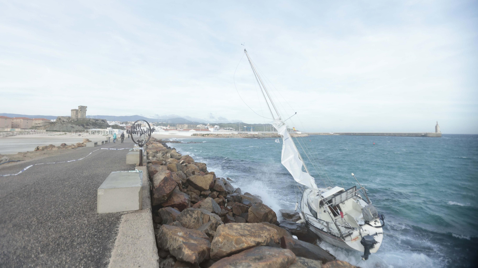 Las fotos del velero encallado en la playa chica de Tarifa