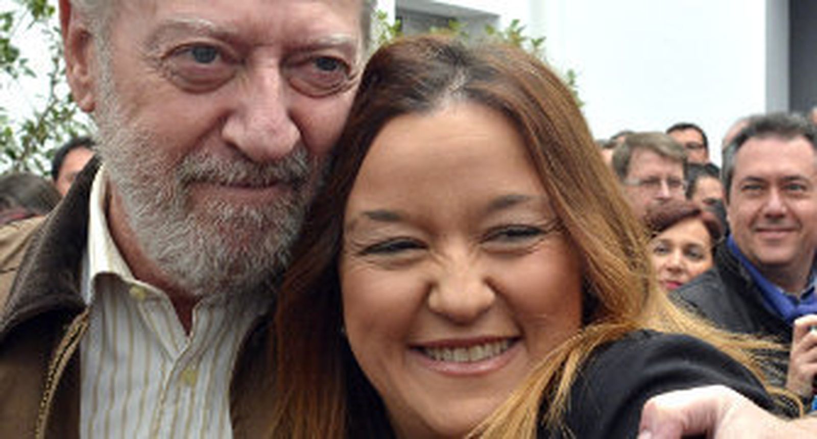 Fernando Rodríguez Villalobos abraza a Verónica Pérez, ayer en la presentación de su candidatura. / Manuel Gómez