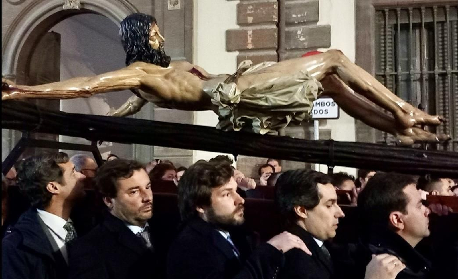 Los hermanos Moya Sanabria en el traslado del Cristo de la Buena Muerte el pasado domingo.