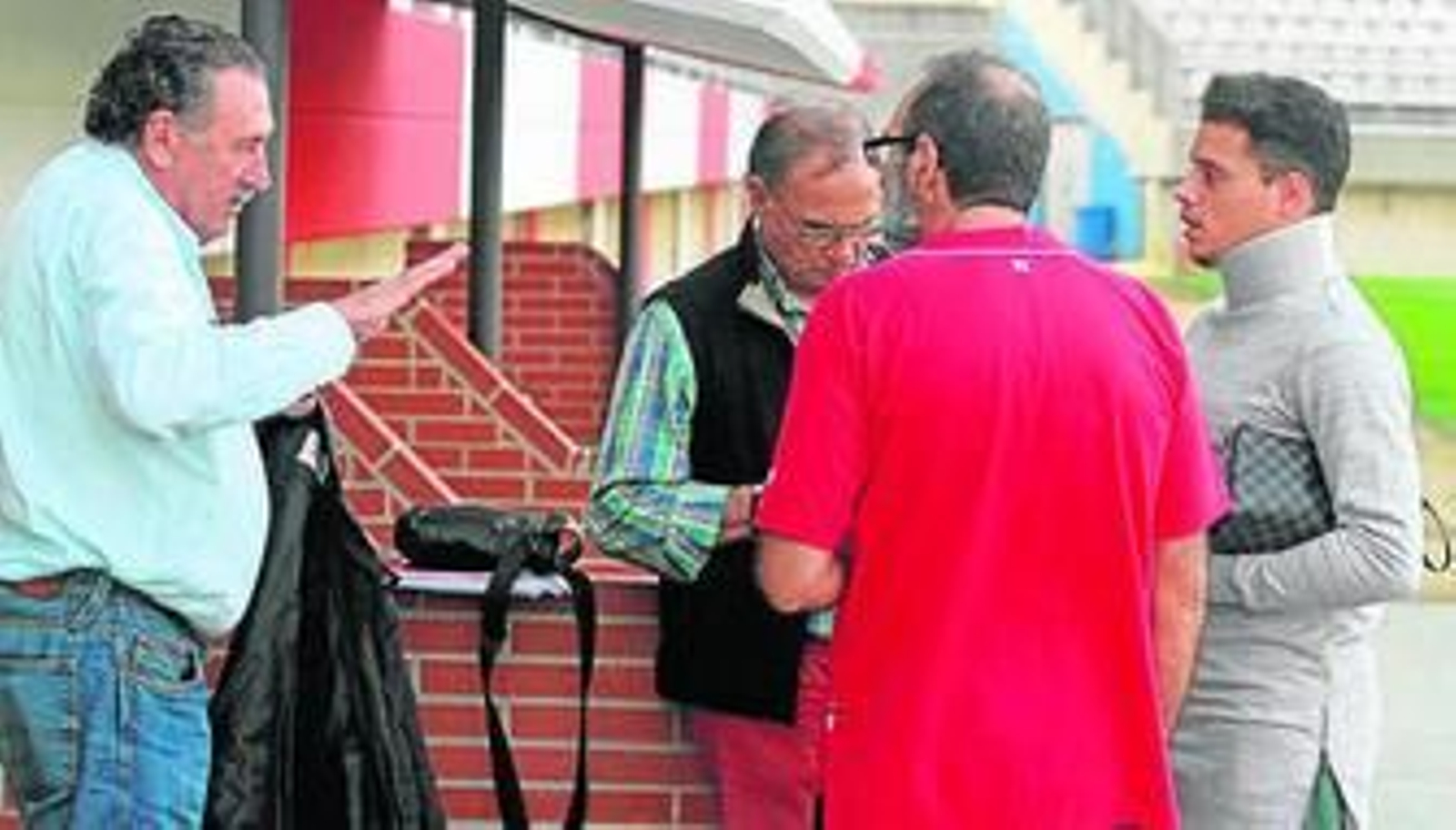 Oñate (d.) habla con Rafa Mellado (i:) ante Rafael Cortés y Úbeda.