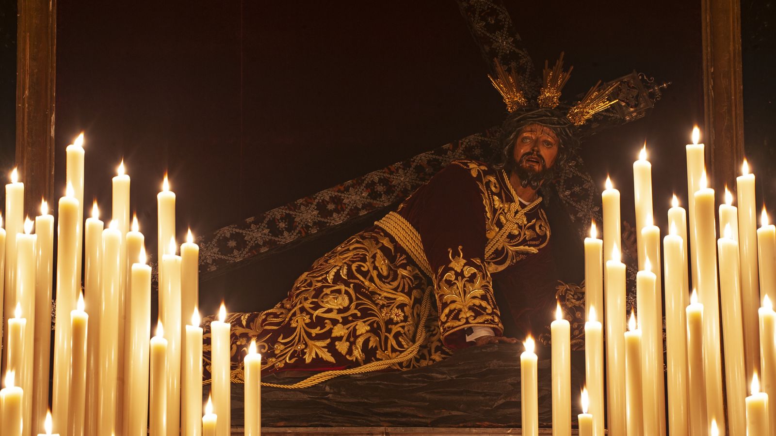 El Señor de las Penas en su altar de Quinario