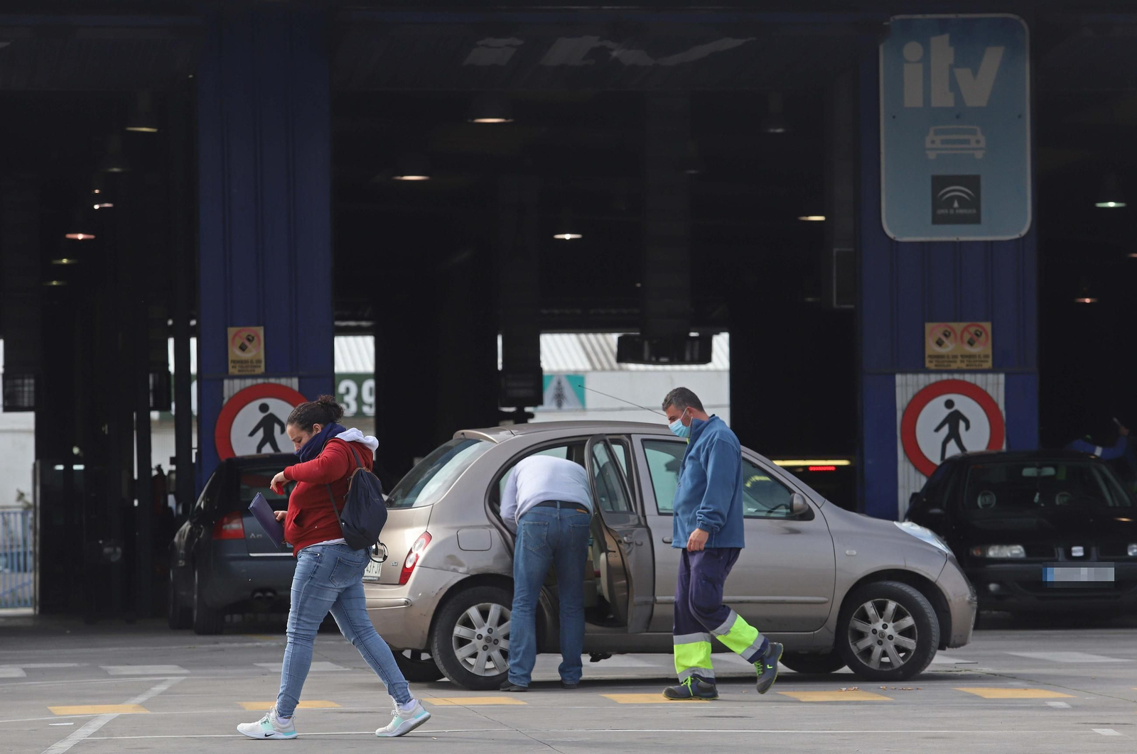 Una cola de vehículos en un centro de ITV en Algeciras.