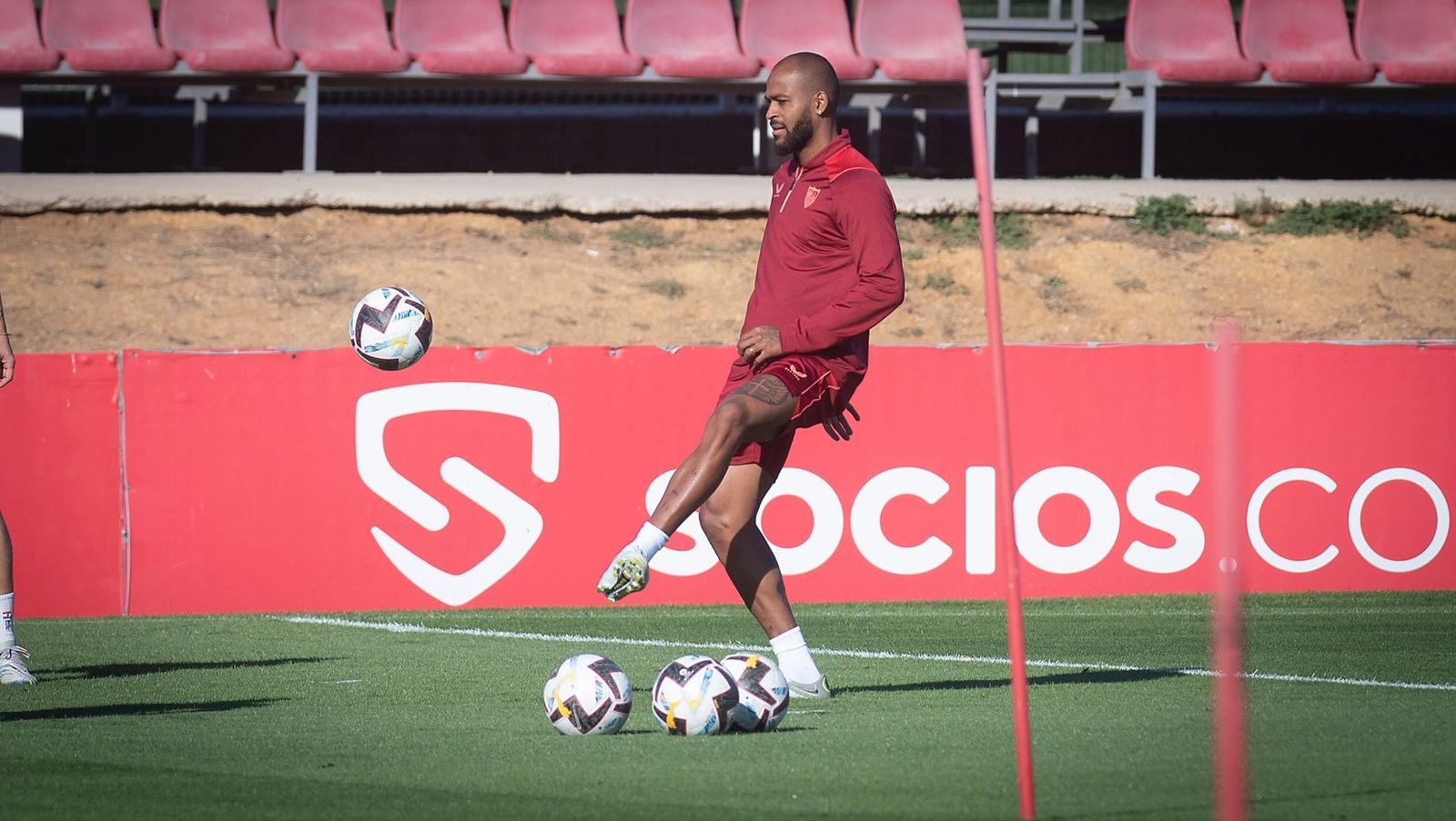 Marcao se ejercita con el balón en el entrenamiento de este viernes.