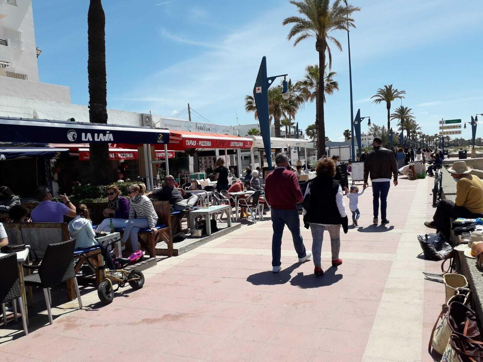 Vista del paseo marítimo de La Barrosa al mediodía.