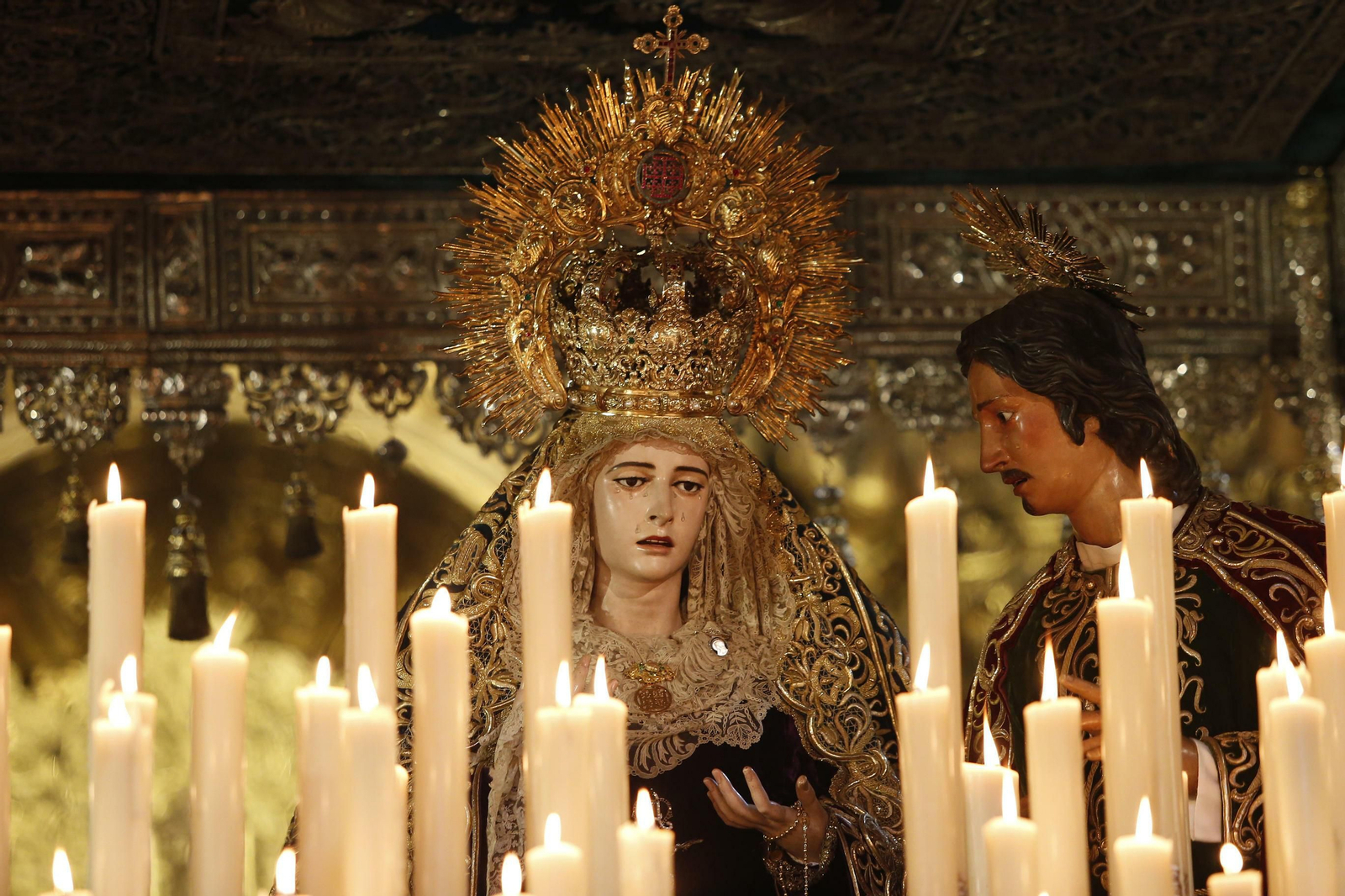 Colas en los templos a la espera de la Madrugá