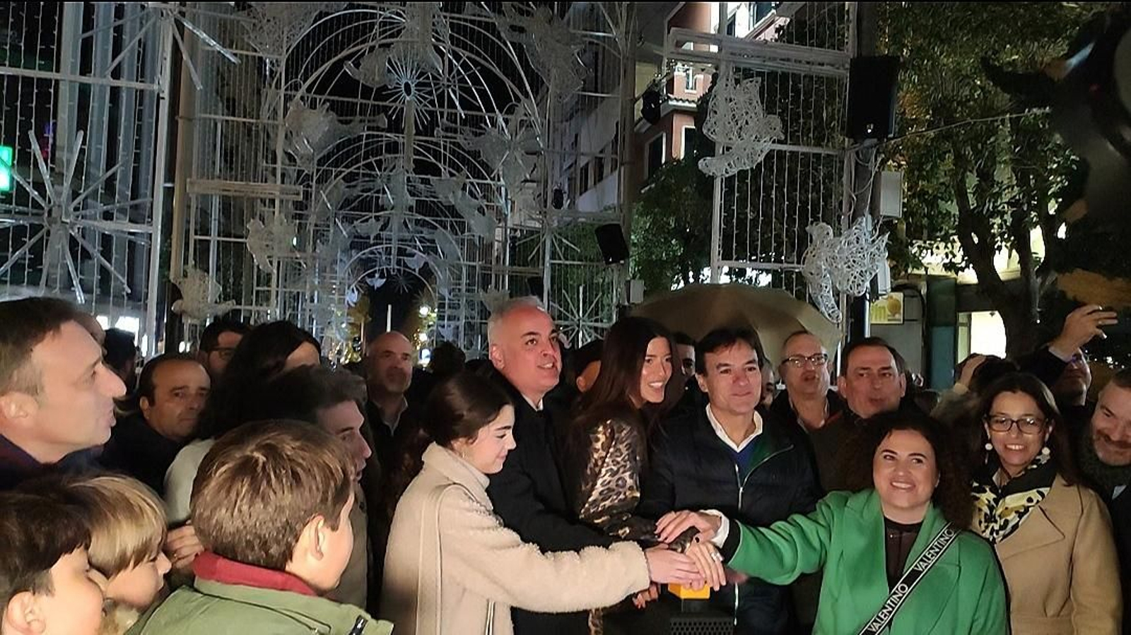 Los jiennenses disfrutan del encendido de 'La Catedral de la Navidad' con Rosa Copado como pregonera