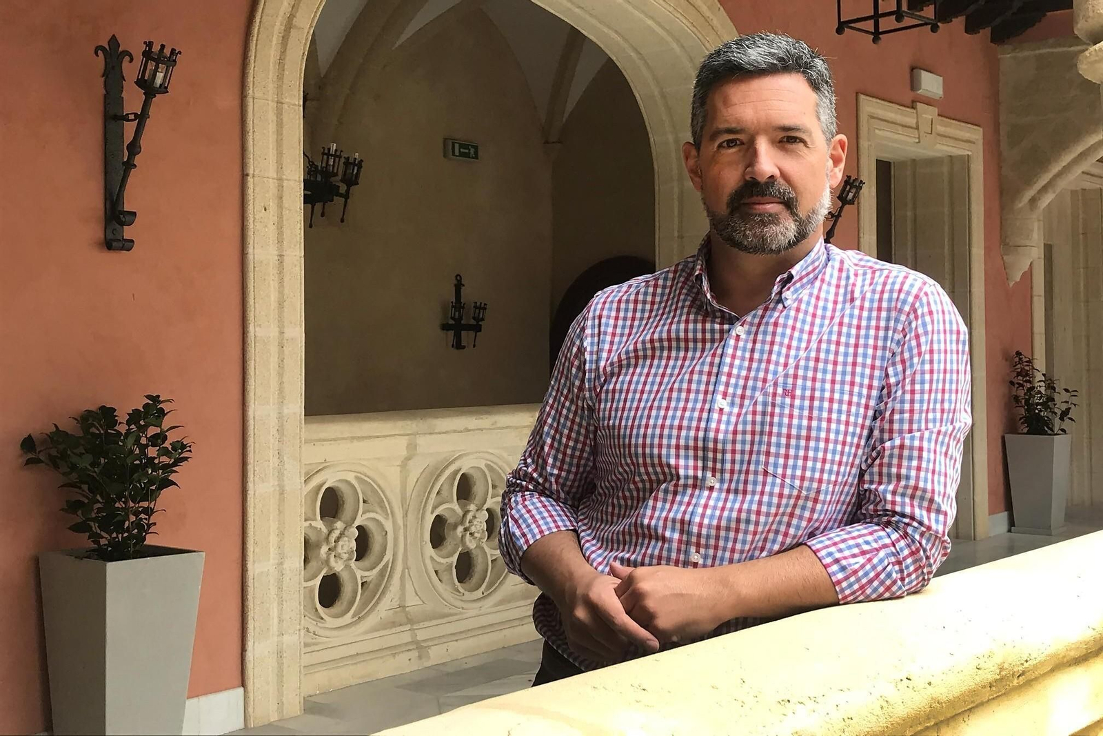 El alcalde de Rota, Javier Ruiz Arana, en el Palacio Municipal Castillo de Luna, sede principal del Ayuntamiento.