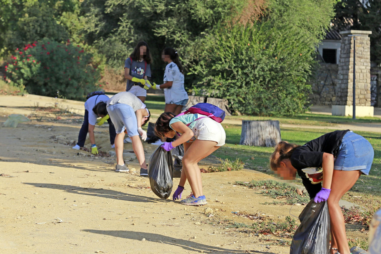 Imágenes del grupo juvenil Green Team Jerez limpiando en el Parque González Hontoria