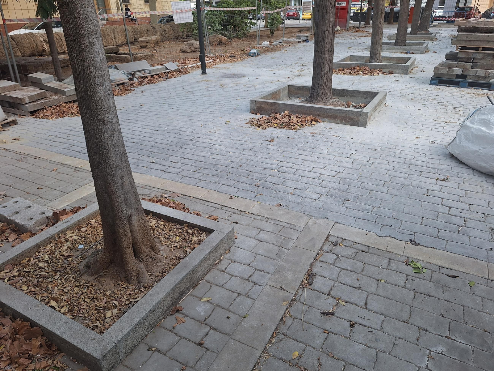 Tramo de Asdrúbal que se ha arreglado, chocando con el diseño del resto de la plaza.