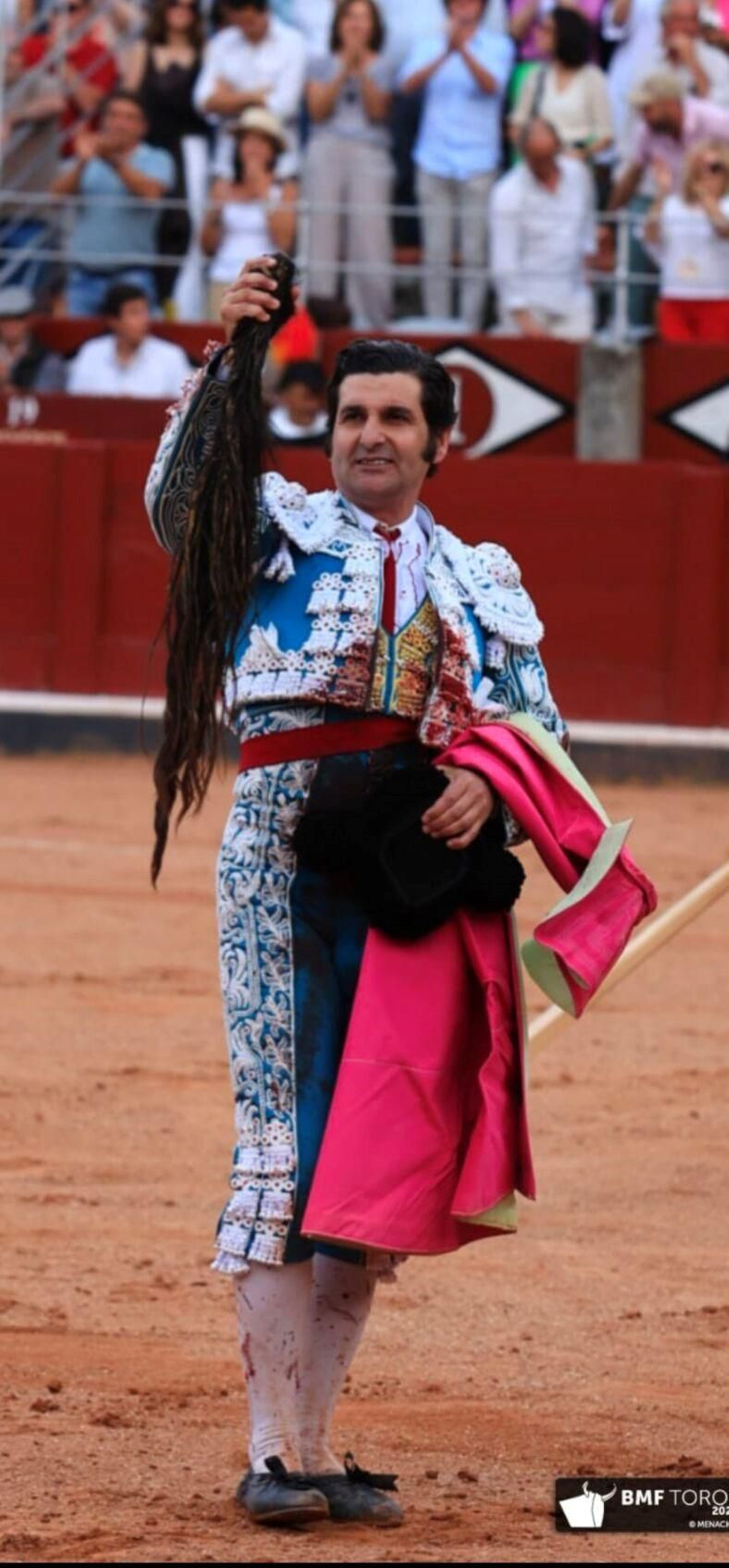 Morante de la Puebla con el rabo cortado en Salamanca. Morante de la Puebla con el rabo cortado en Salamanca.