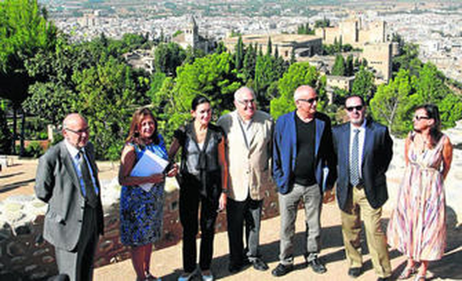 González-Sinde, en el centro, durante la visita que giró ayer a la Silla del Moro.