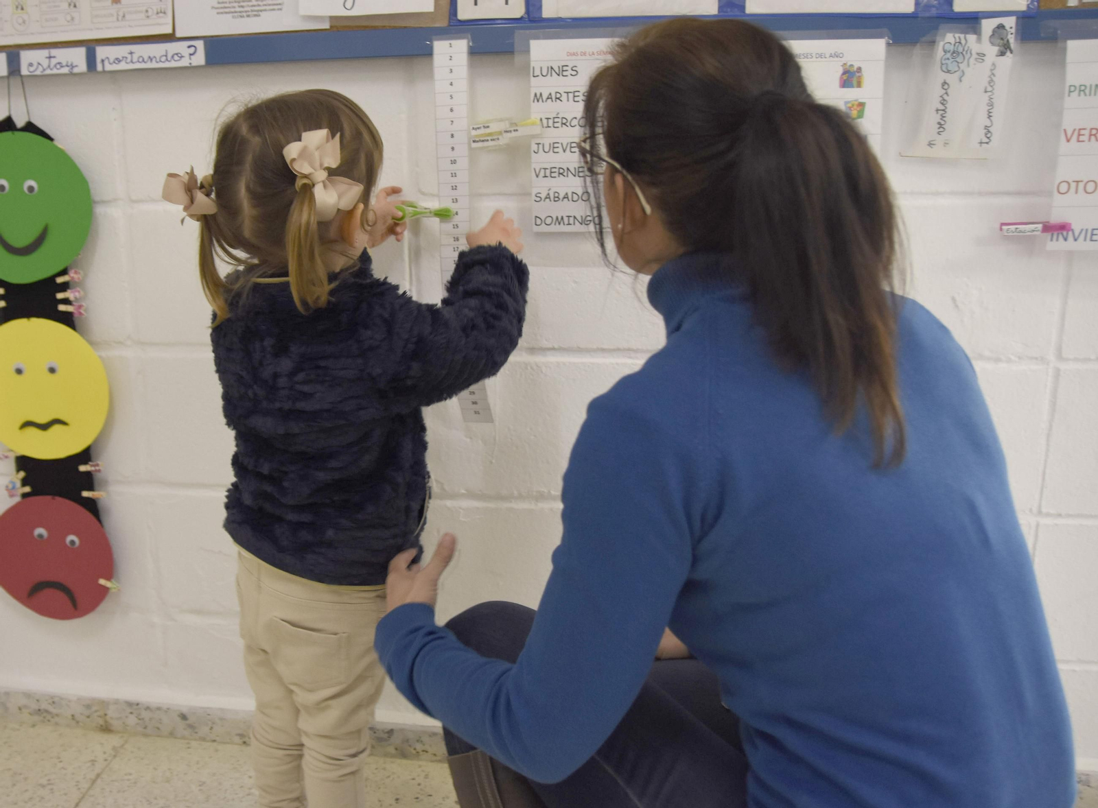 Una docente durante las clases con una alumna con necesidades educativas especiales