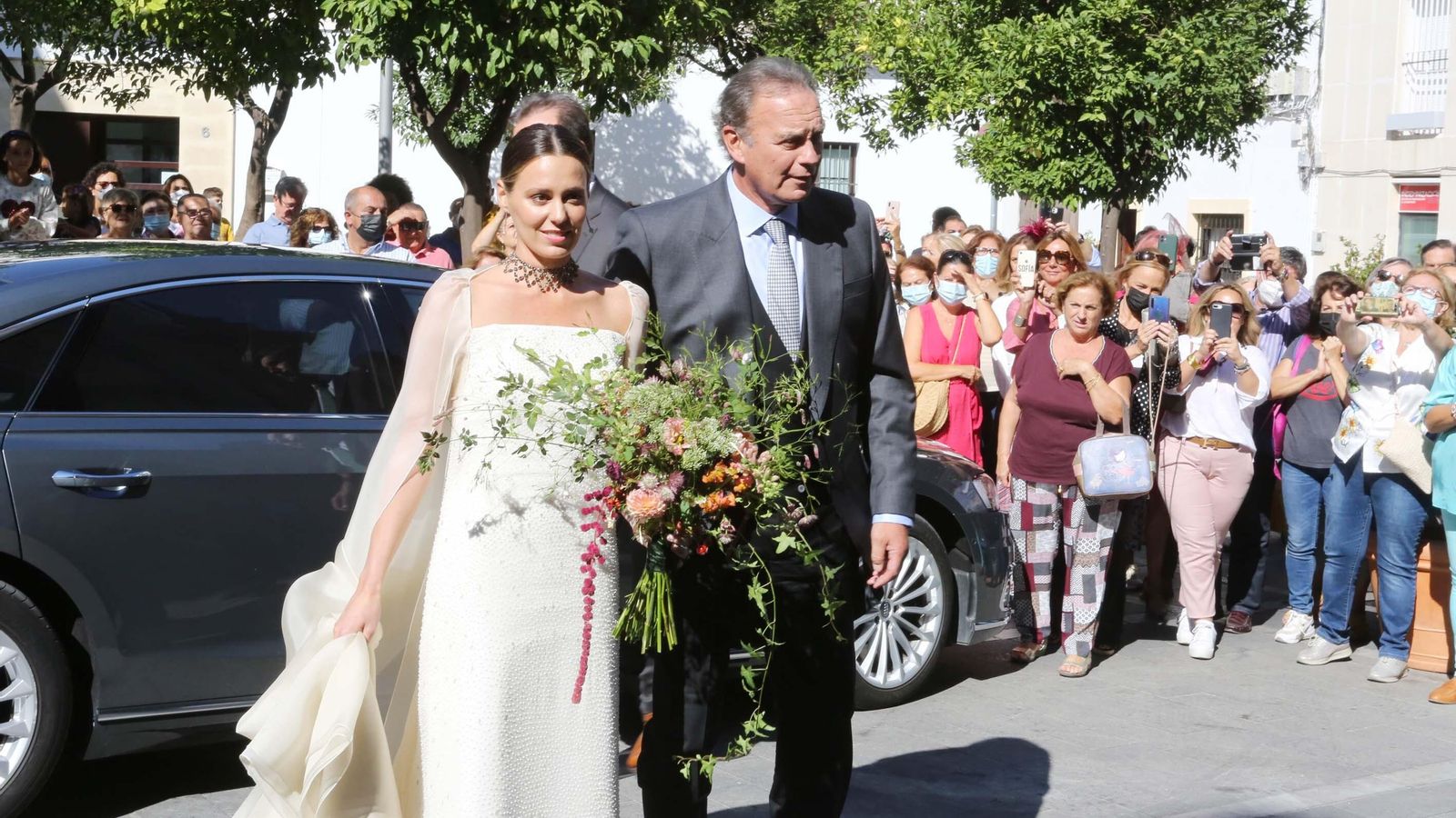 La novia, a su llegada al templo del brazo de su padre y padrino, Bertín Osborne.