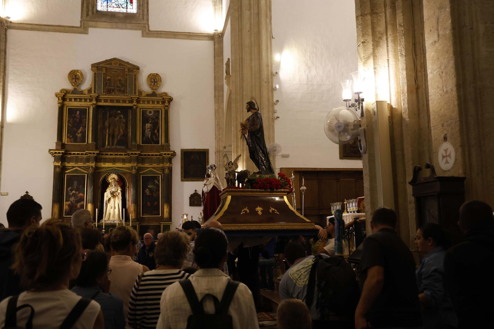 La Virgen de la Luz, patrona de Tarifa, regresa a su santuario entre el fervor y la lluvia