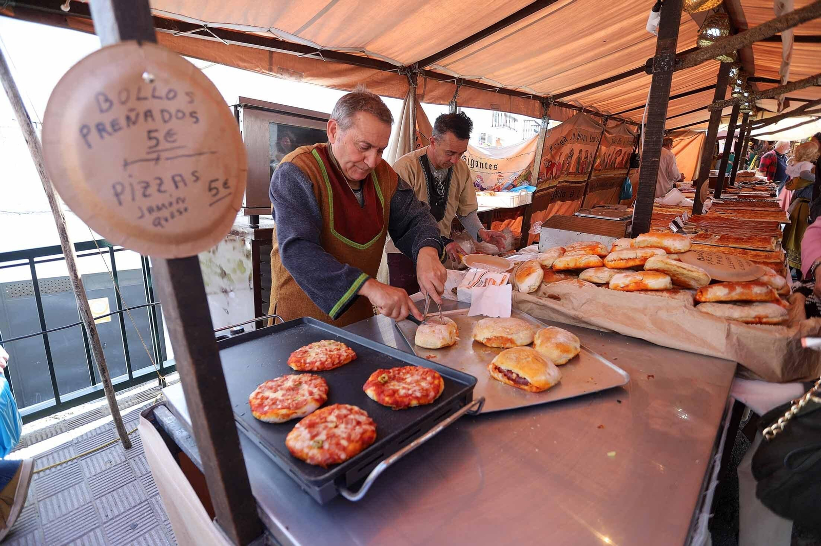 Imágenes del gran ambiente en la Feria Medieval de Palos de la Frontera, Huelva