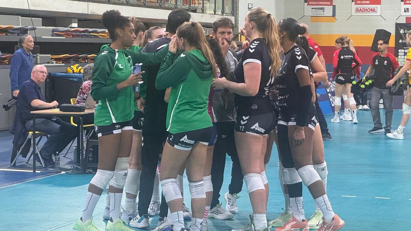 Las jugadoras del Esquimo hacen piña en el encuentro ante el Dynamo Apeldoorn.