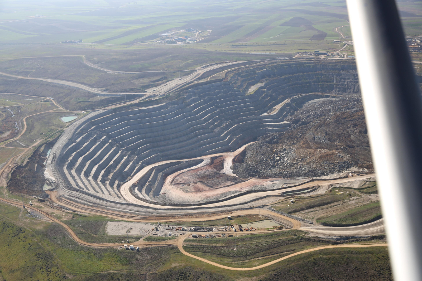 Una foto aérea distribuida por Ecologistas en Acción, en la que puede apreciarse el derrumbe.