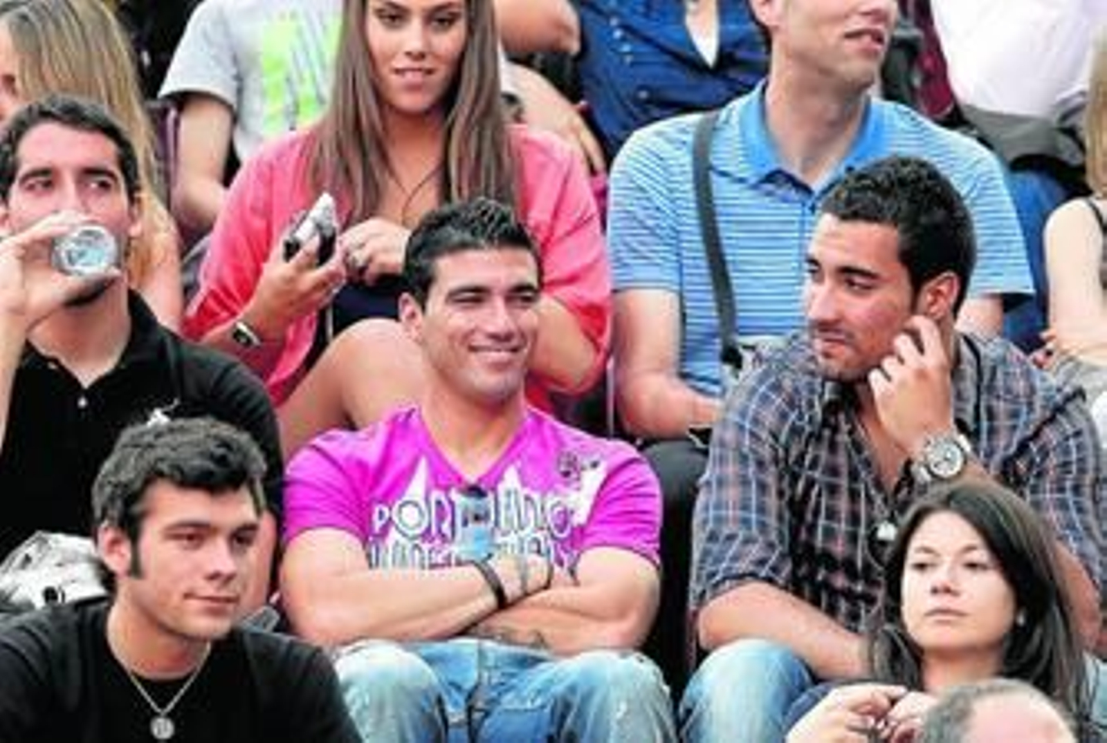 Reyes, junto a Raúl García y Sergio Asenjo, viendo un partido del Masters de tenis de Madrid este verano.