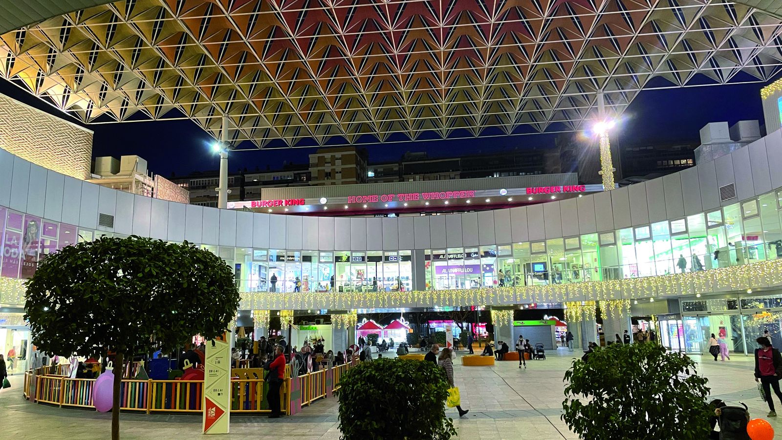Atracciones navideñas en el patio central de Nervión Plaza