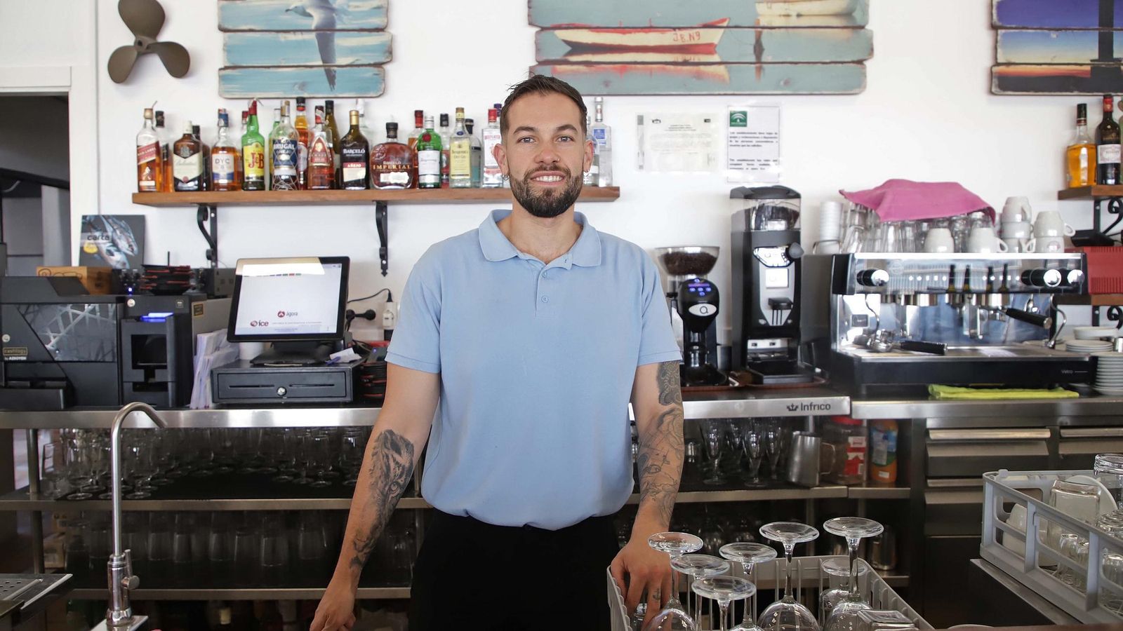 Manuel, camarero de El chiringuito de Juan.