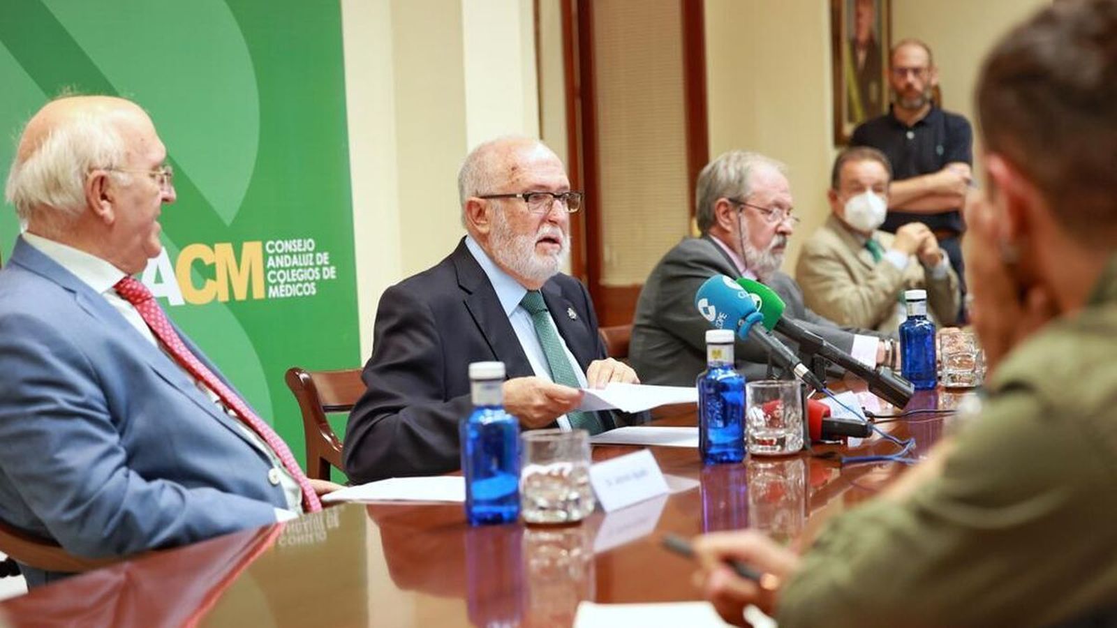 El doctor Antonio Aguado, (primero de la izquierda), junto al presidente del Colegio de Médicos de Cádiz, Juan Antonio Repetto.