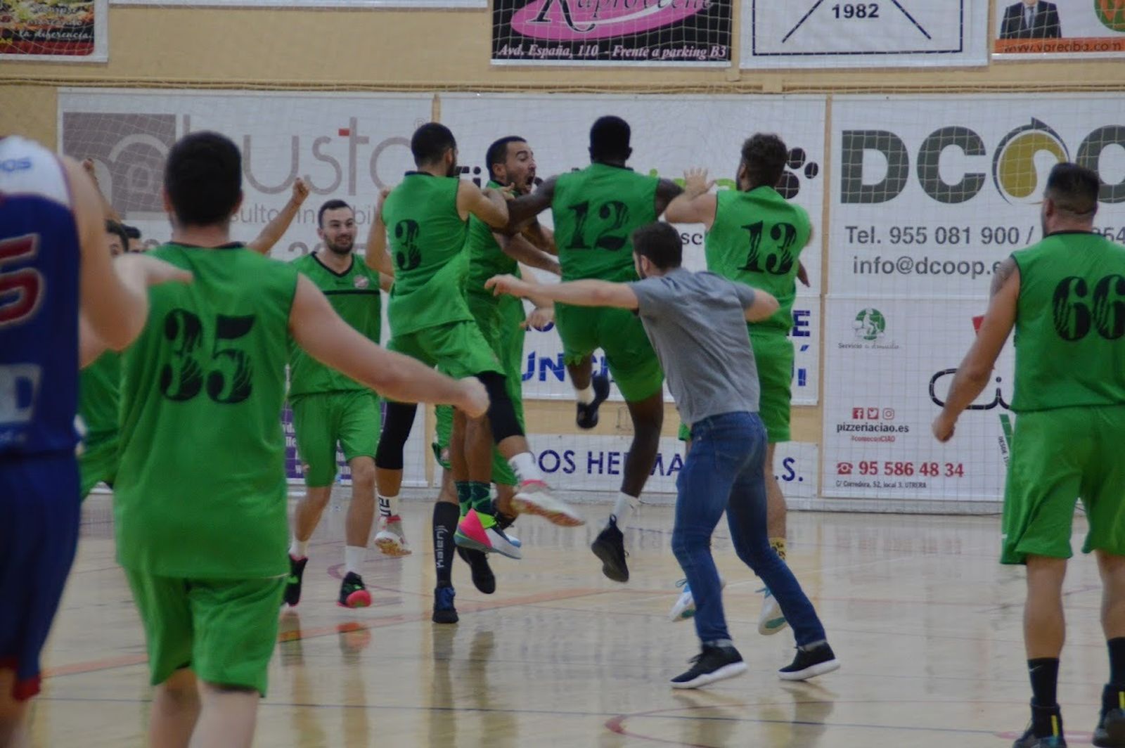 Los jugadores del CB San Fernando celebran el agónico triunfo en Dos Hermanas.