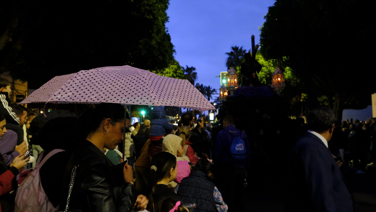 Pasión vuelve a su Iglesia de Santa Teresa azotada por la lluvia