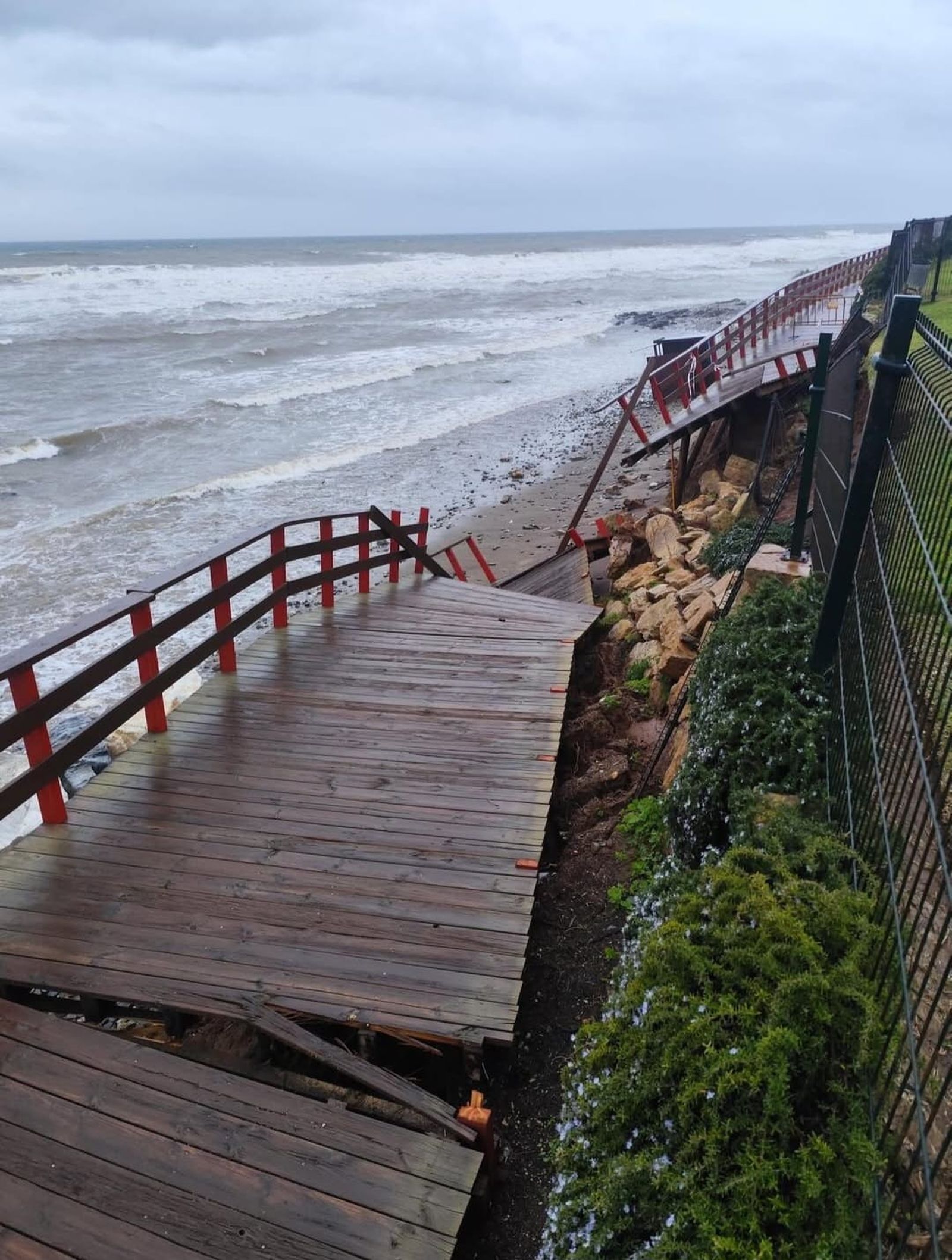 Daños en la Senda Litoral de Mijas provocados por la borrasca Leonardo.