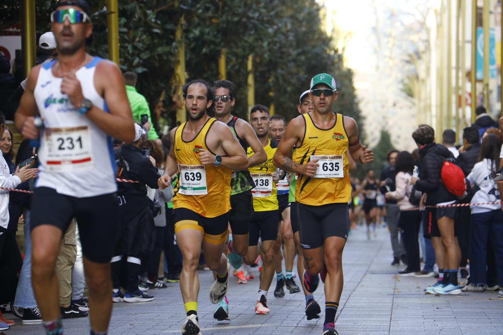 La gloria de cruzar la Puerta del Puente: las fotos de la línea de meta de la Media Maratón de Córdoba 2024