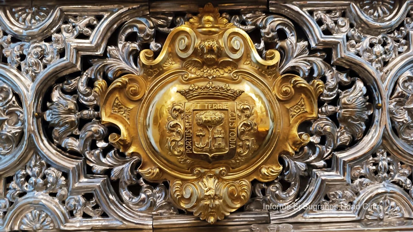 Escudo de Huelva en la trasera del paso de la Virgen Chiquita.