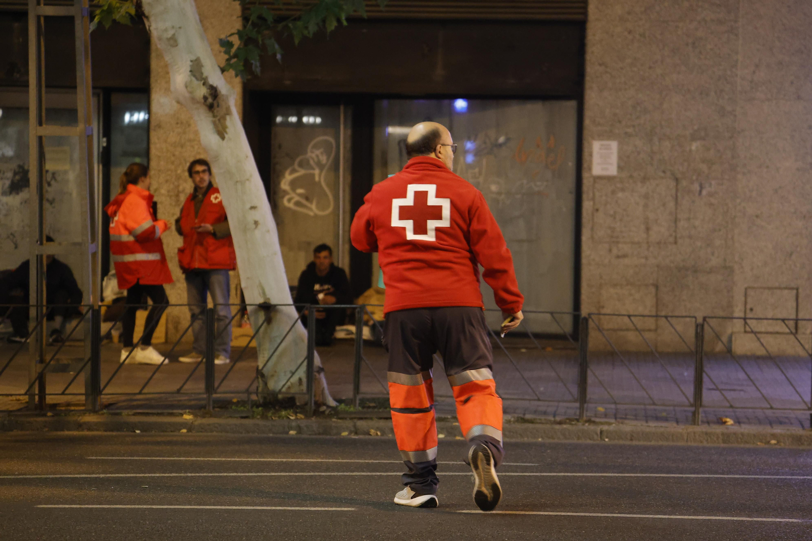Una noche con el servicio de atención a personas sin hogar de Cruz Roja Córdoba, en imágenes