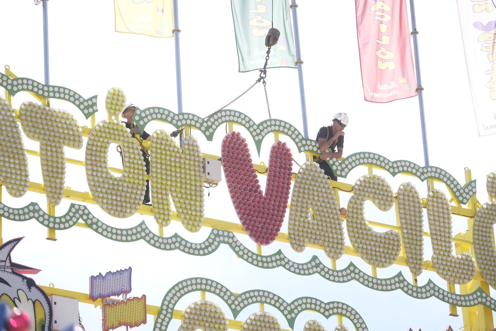 Adiós a la  Feria de Córdoba: El desmontaje de las casetas y las atracciones, en imágenes