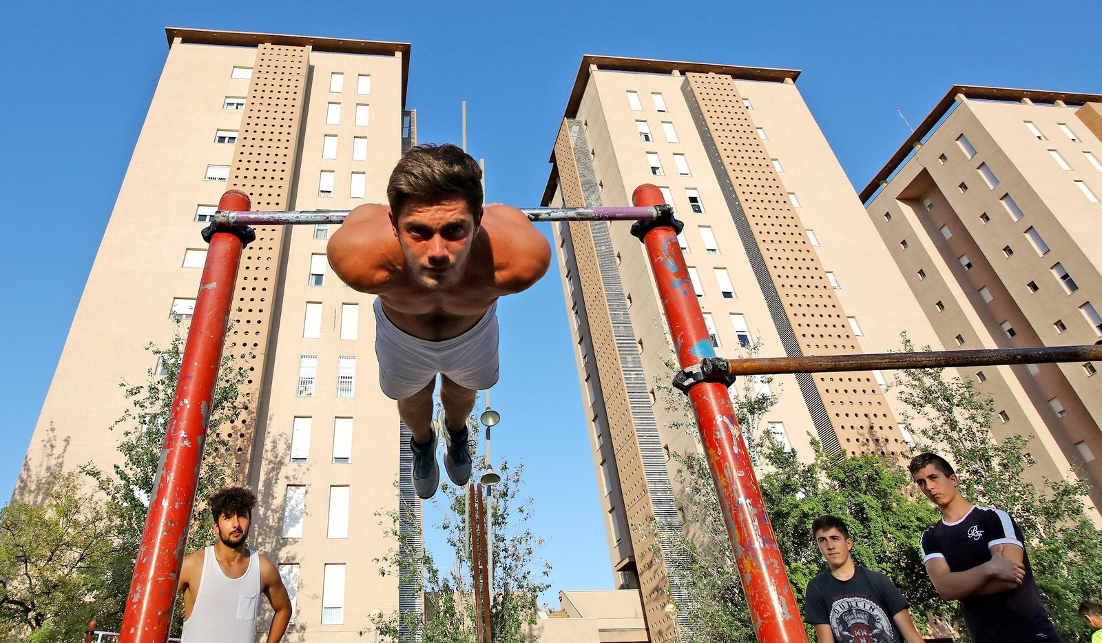 Jóvenes practicando Calistenia  en Jerez