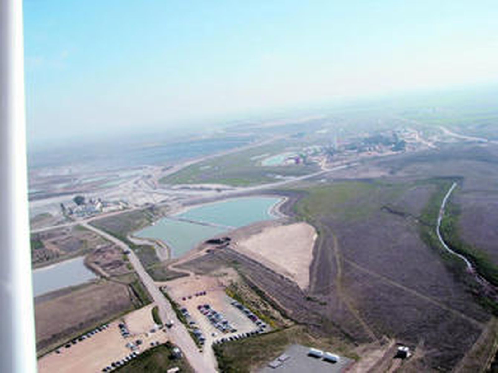 La mina, con las balsas de agua, la planta siderometalúrgica (derecha) y la corta (izquierda).