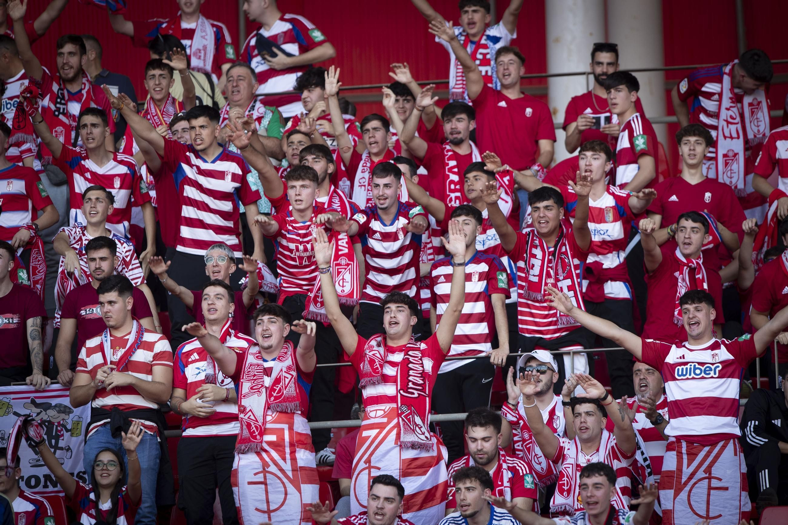 Aficionados del Granada CF en Almería