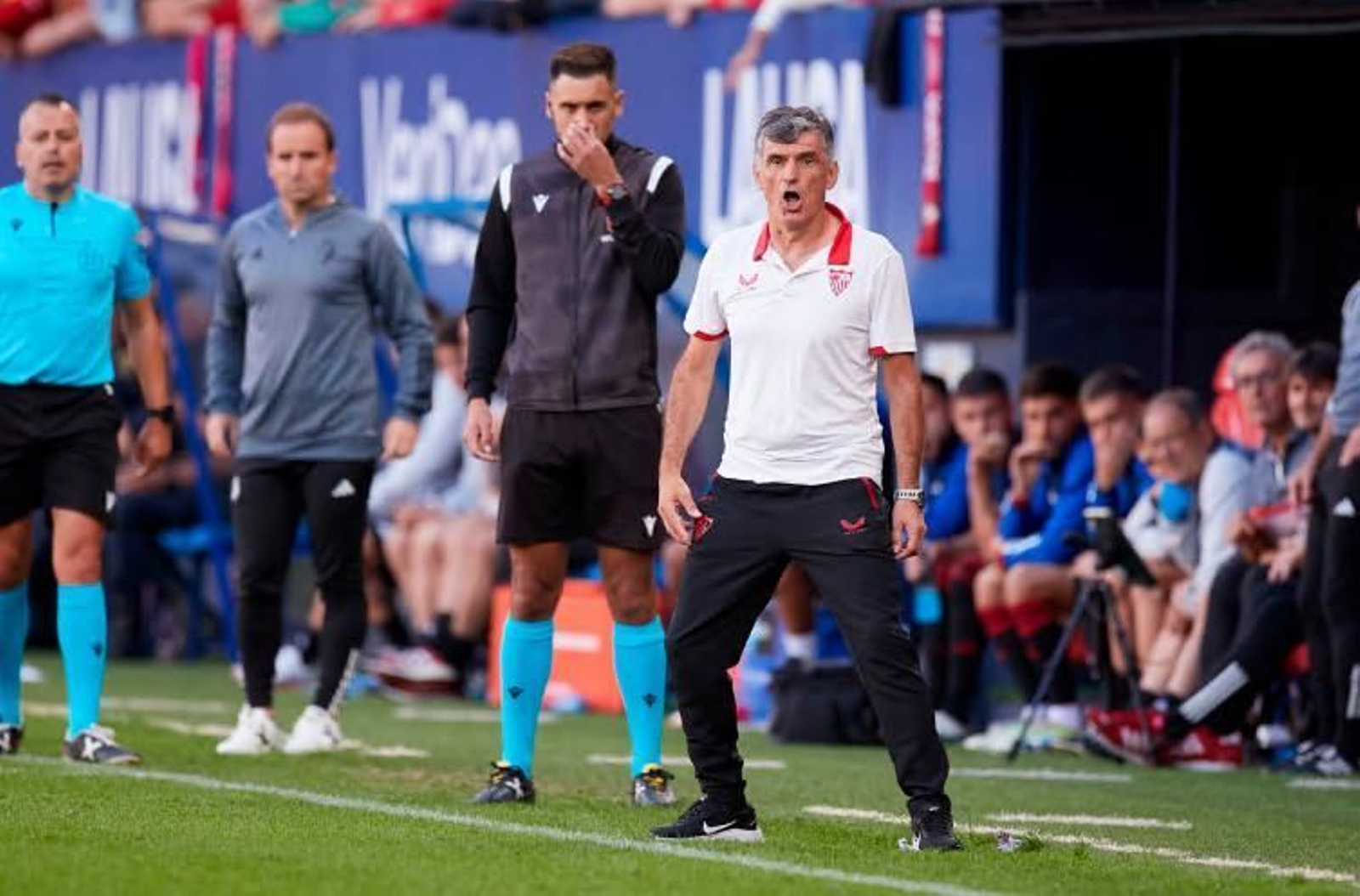 Mendilibar, alterado gritando en la banda.