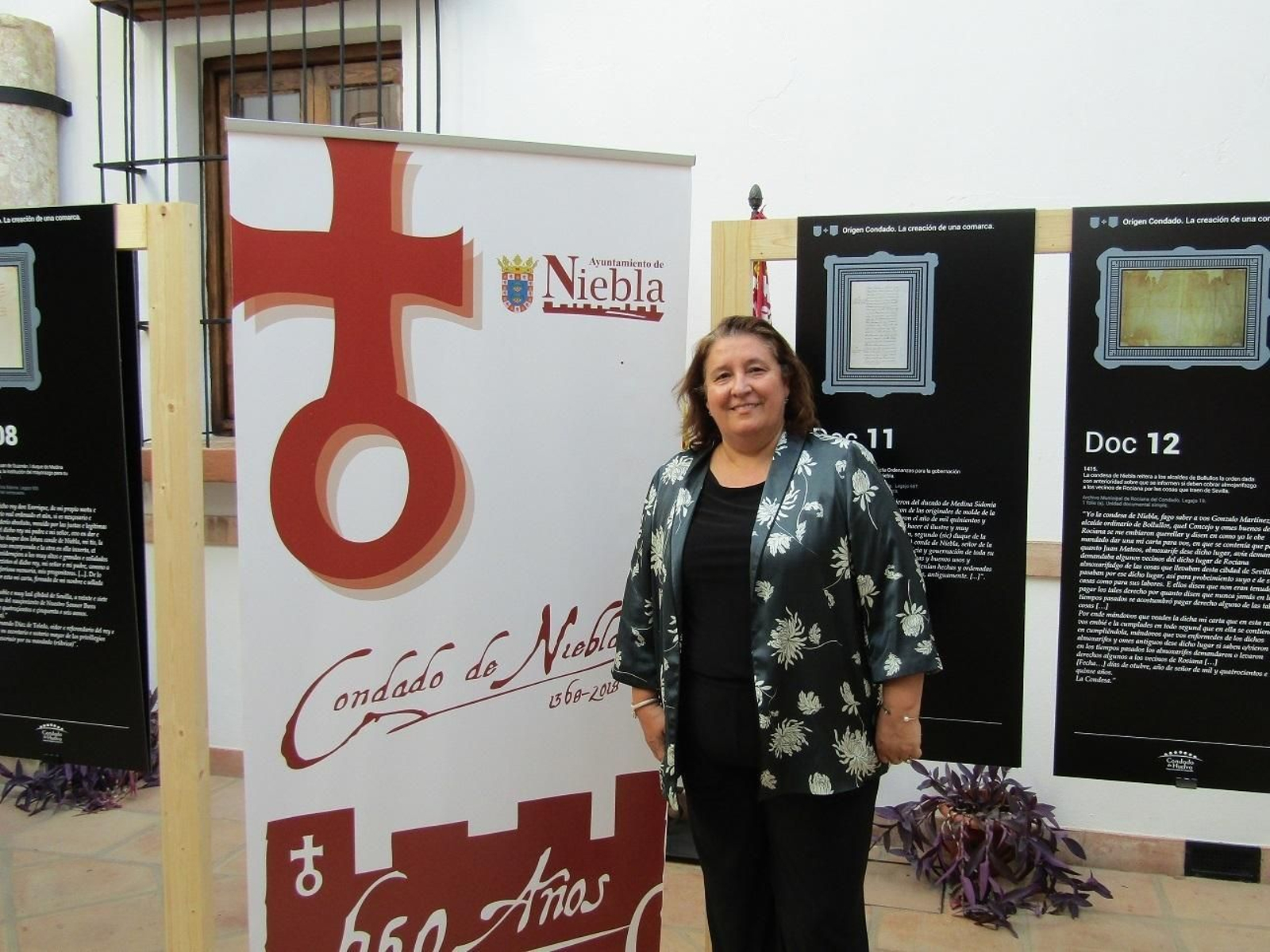 La alcaldesa de Niebla, Laura Pichardo, junto al cartel anunciador de la efeméride. La alcaldesa de Niebla, Laura Pichardo, junto al cartel anunciador de la efeméride.