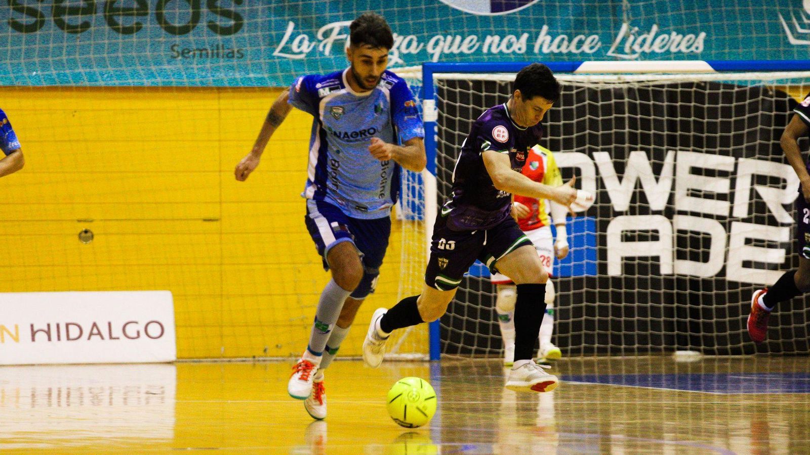 David Señoret se marcha de un rival durante el encuentro de Copa del Rey disputado este pasado martes.