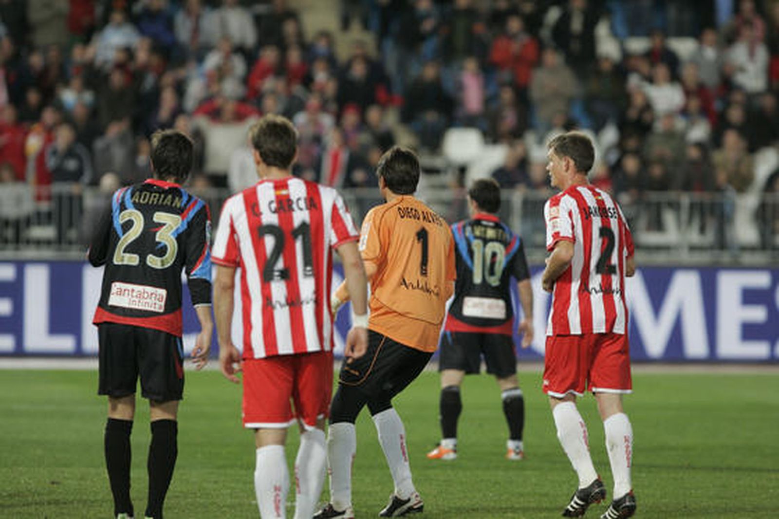 El Almería no pasa del empate en casa ante el Racing de Satander (1-1). / Javier Alonso