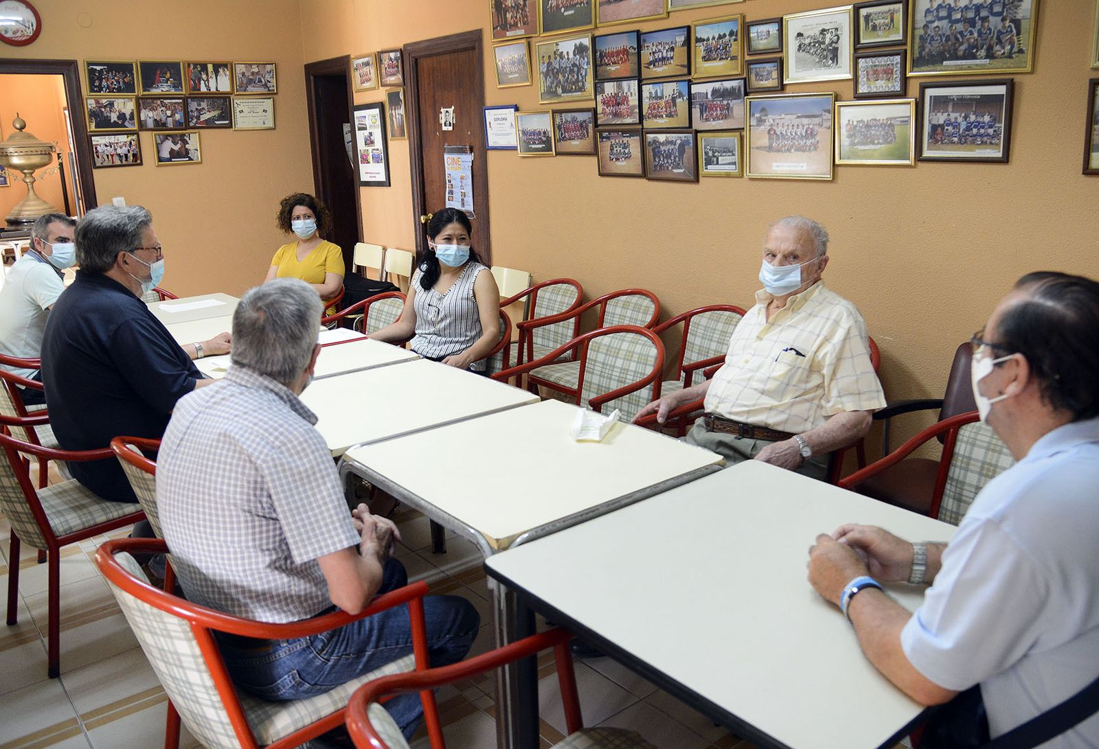 La delegada, ante Miguel Zarzuela y otros directivos vecinales de Icovesa.