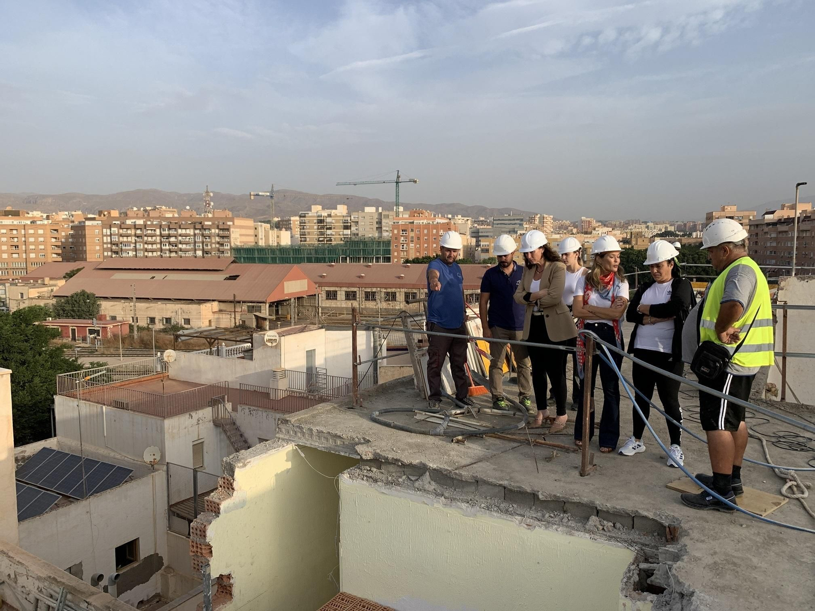 La alcaldesa de Almería y la concejal de Urbanismo, en la visita realizada al edificio de la calle Ferrocarril