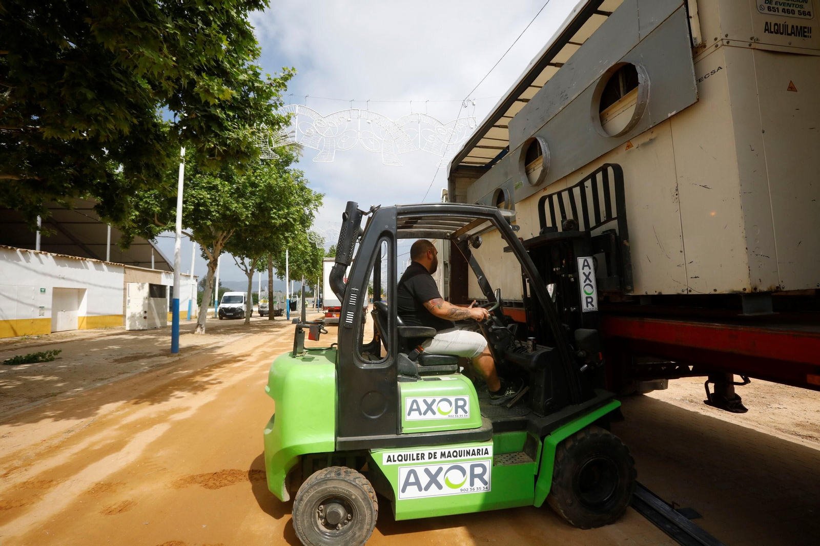 El inicio del montaje de la Feria de Córdoba en El Arenal, en imágenes
