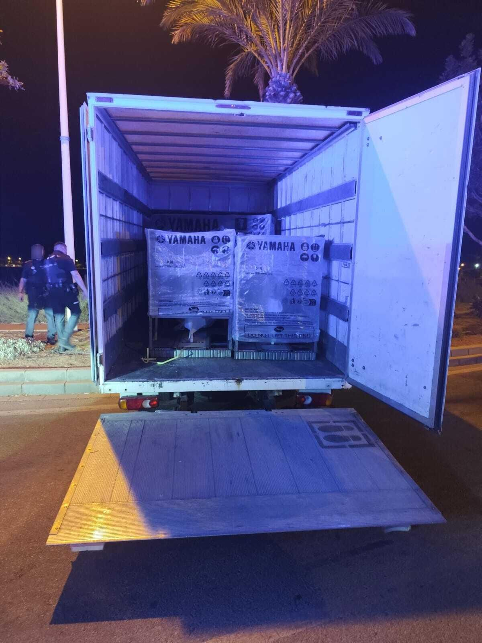 Así ha quedado la camioneta tiroteada en El Toyo.